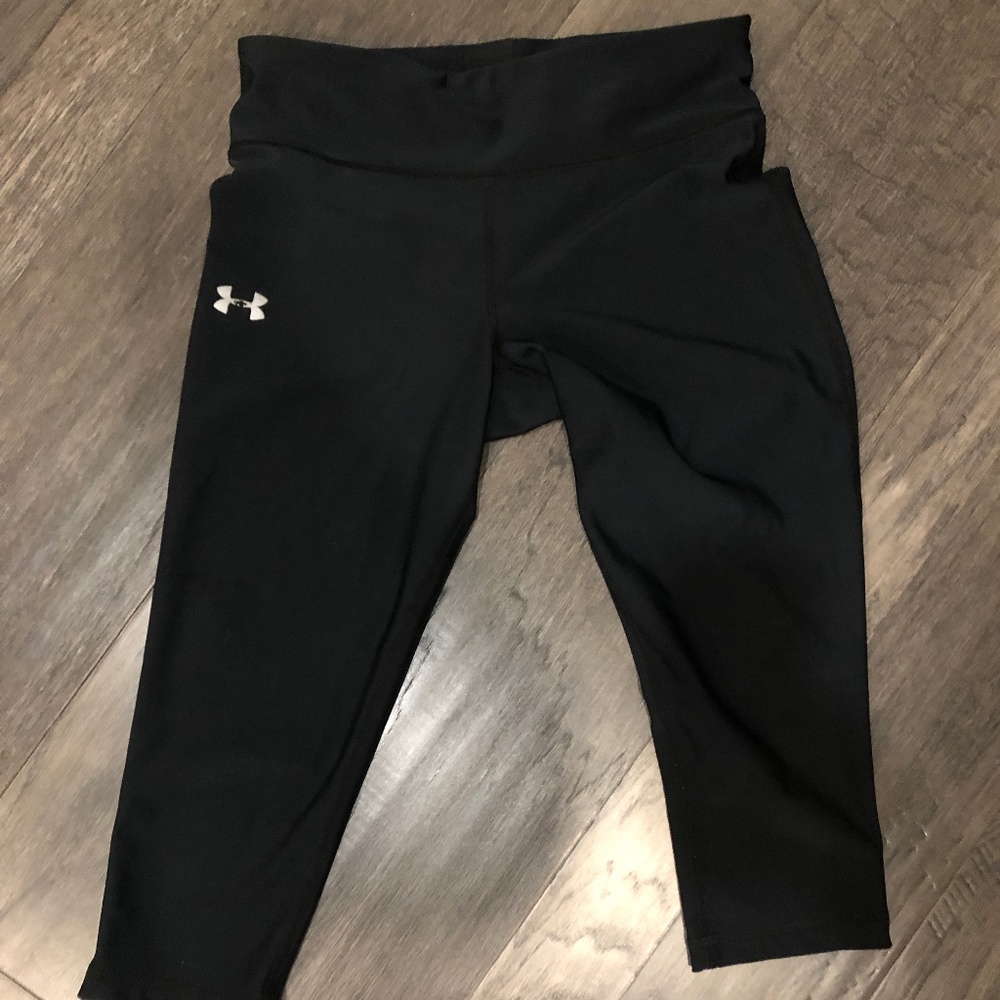Small- Black Under Armor cropped compression heat gear leggings
